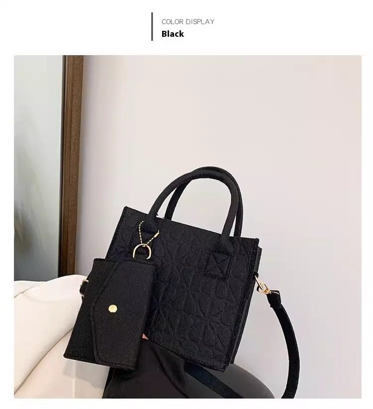 Schwarzes wattiertes Filzhandtaschen-Set mit einer passenden kleinen Geldbörse, die per Kette befestigt ist, sowie einem verstellbaren Träger.