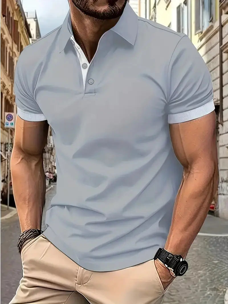 Kontrastiertes Herren-Poloshirt in Hellblau mit weißem Besatz an Kragen und Ärmelabschlüssen in kurzem Ärmel-Design.