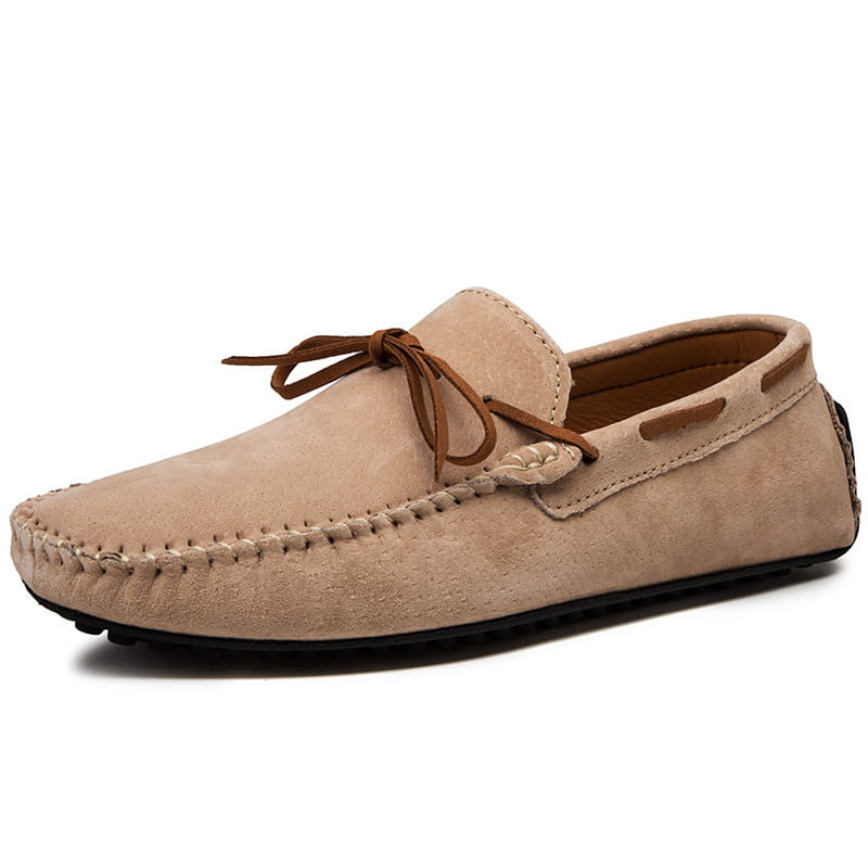 Chaussure mocassin en suède beige pour homme, avec des lacets en cuir brun et une semelle en caoutchouc noire, conçue pour un usage décontracté.
