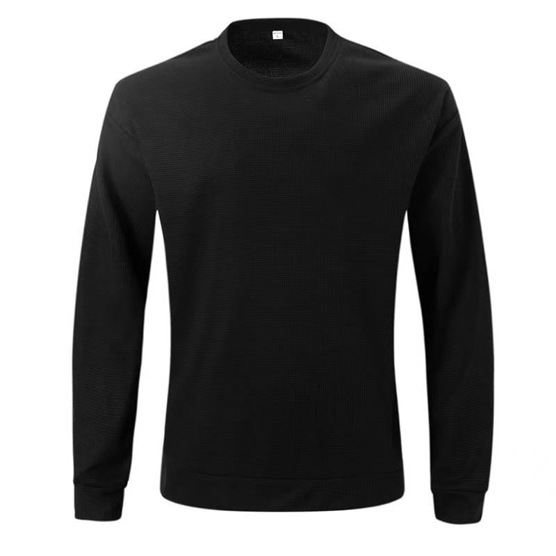 Ein schwarzer Langarm-Pullover aus Strick mit strukturierter Oberfläche, mit einer dezenten, strukturierten Webung in einem Rundhalsausschnitt-Design.