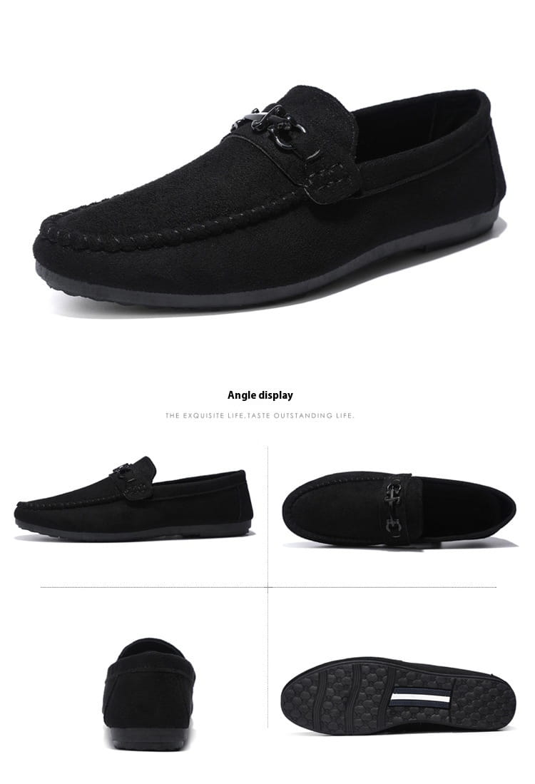 Mocassins à enfiler en daim marron pour homme avec mors de cheval, comportant un matériau en daim noir avec un détail de chaîne métallique sur l’empeigne.