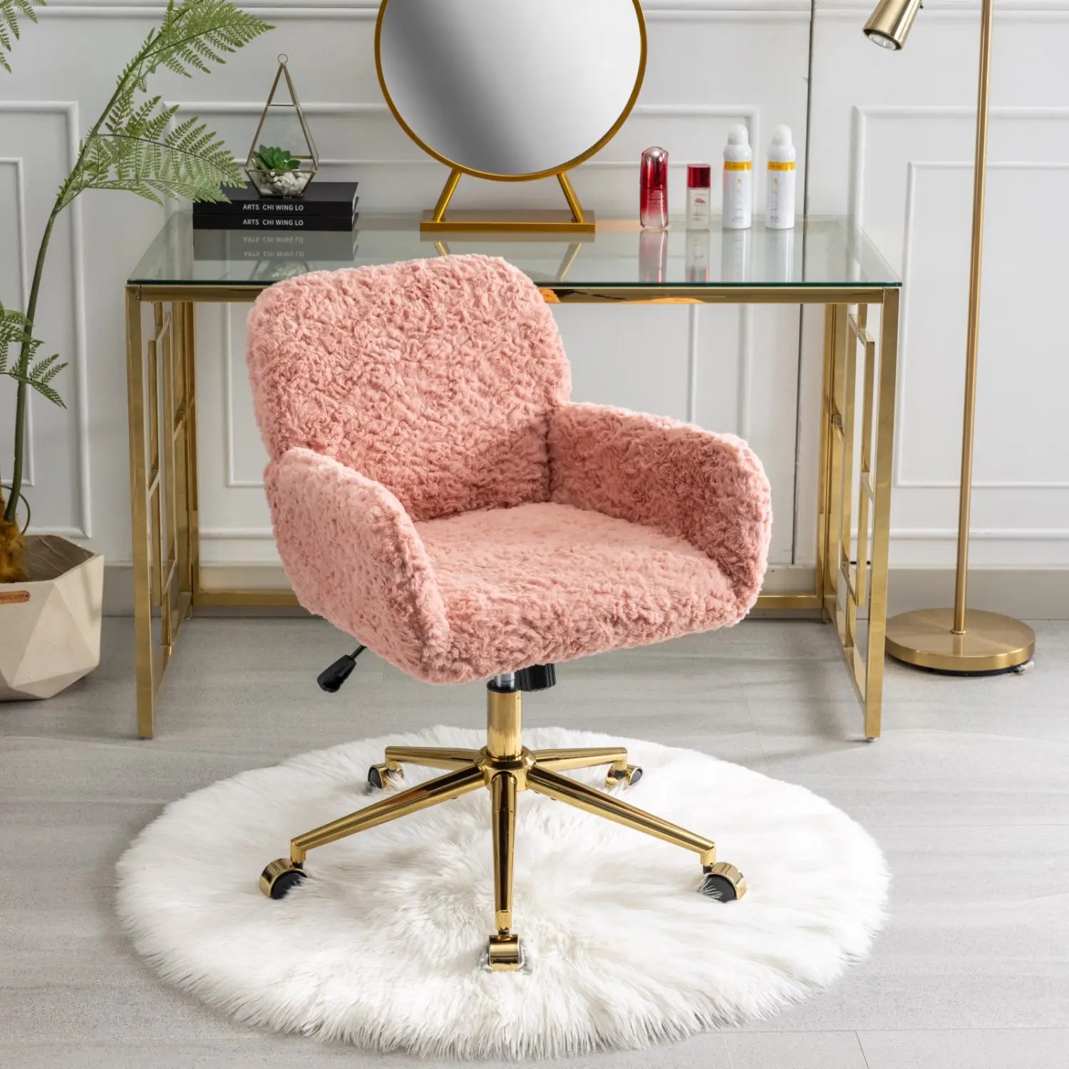 Chaise de bureau en fausse fourrure rose avec piétement en métal doré, présentant une texture duveteuse et des roulettes pour la mobilité.