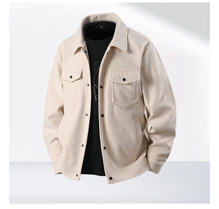 Herren-Cordjacke in Beige mit schwarzen Knöpfen und zwei Brusttaschen aus strukturiertem Cordstoff.
