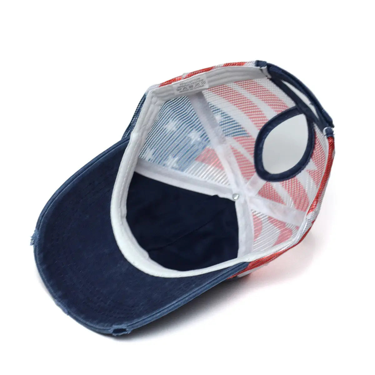Casquette de baseball en denim bleu marine pour femmes, avec un panneau de dos en maille rouge, blanc et bleu comportant un motif de drapeau américain.