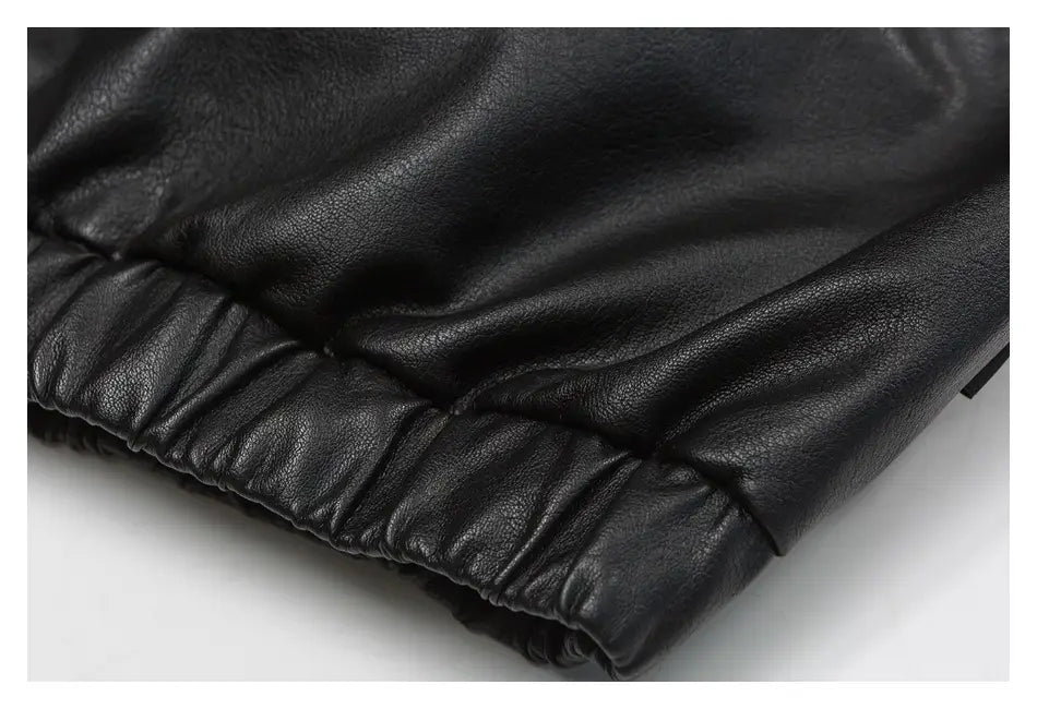 schwarze Hose aus Kunstleder mit gerafftem elastischem Bund, kombiniert mit einer Biker-Bomberjacke aus Kunstleder mit Utility-Taschen