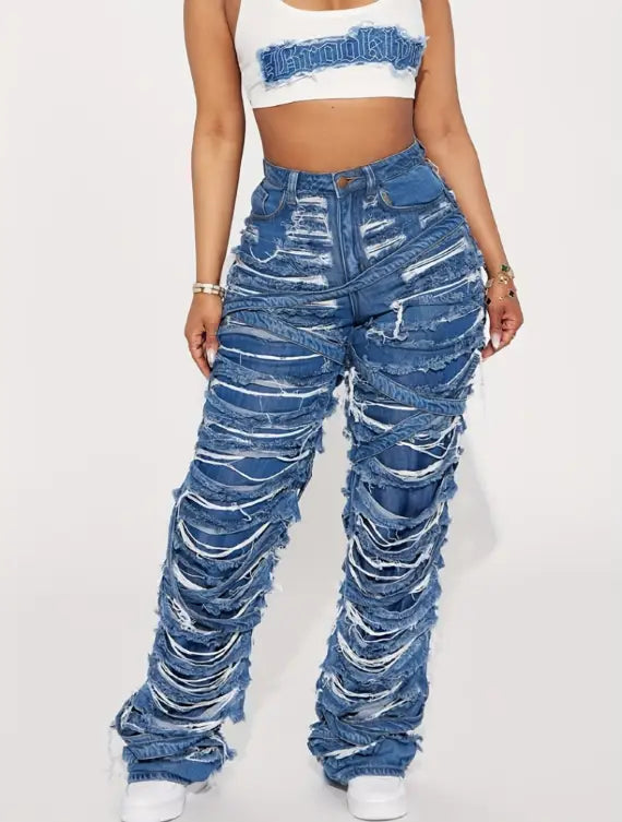 Verzweifelte Jeans mit weitem Bein und zerrissenen Partien für Damen in blauem Denim mit mehrlagigen, ausgefransten Rissen und einem hoch geschnittenen Bund.