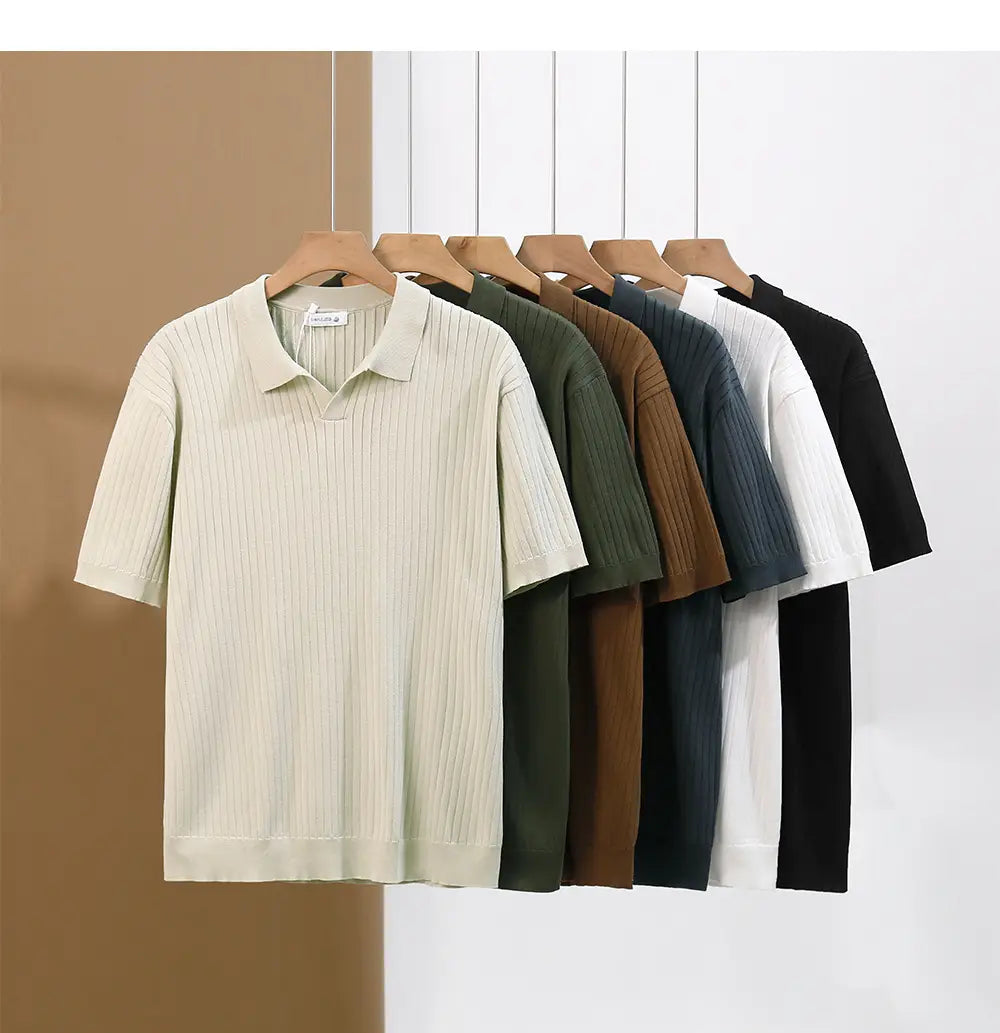 Ein cremefarbenes geripptes Strick-Poloshirt mit klassischem Kragen und kurzen Ärmeln, unter weiteren einfarbigen Varianten in der Kollektion der gestreiften Jacquard-Strick-Poloshirts angezeigt.