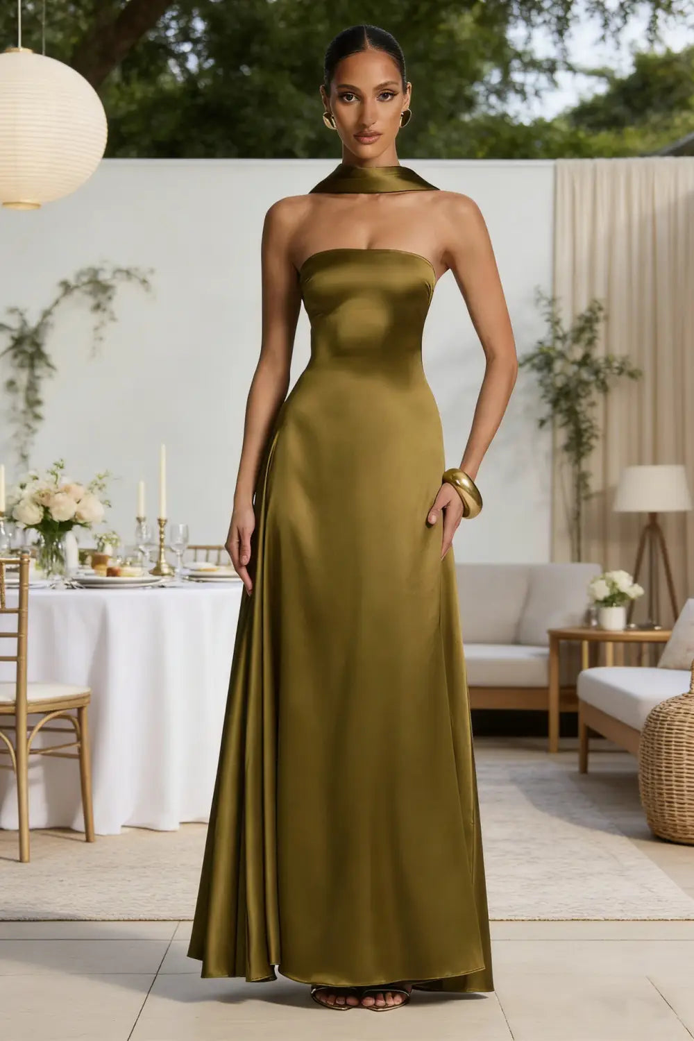Un elegante vestido de noche sin tirantes de satén verde oliva, con escote alto y silueta fluida.