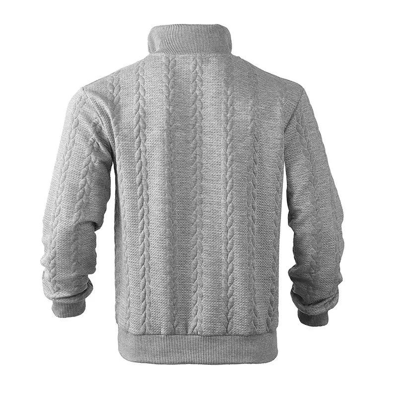 Veste de sweat-shirt pour homme en maille torsadée à demi-fermeture éclair de couleur grise, présentant un col cheminée côtelé et des poignets, fabriquée dans un tissu à maille torsadée.