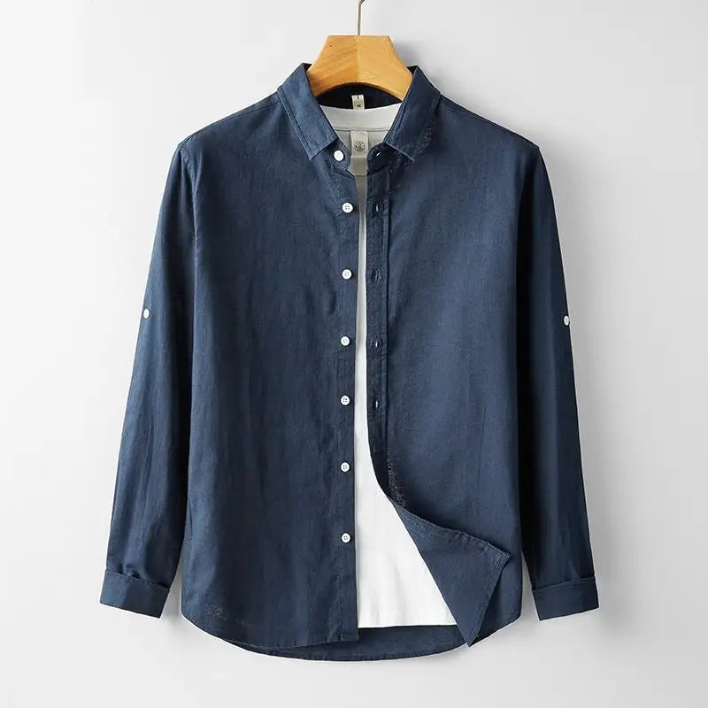 Herren-Baumwoll-Leinen-Casual-Hemd mit langen Ärmeln in Navyblau, mit weißen Knöpfen und umgeschlagenen Manschetten.