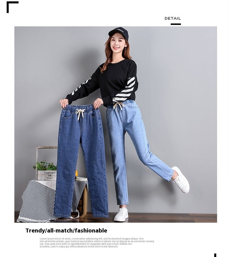 Une paire de jean droit taille haute style coréen en denim bleu clair, avec taille à cordon de serrage.