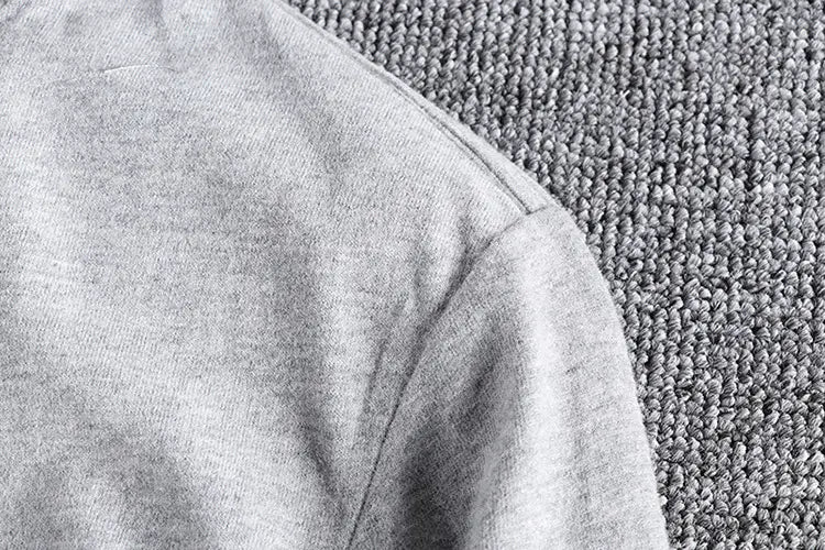 Manga de algodón jaspeado gris con una costura acanalada de una camiseta tipo jersey de color liso lavado de manga larga.