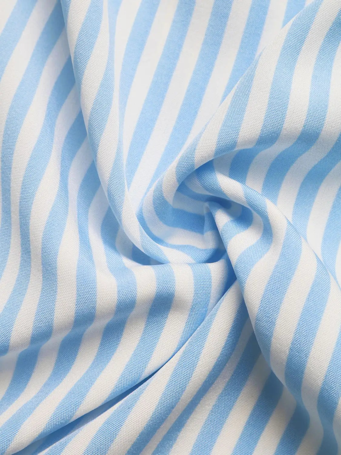 textile tissé à rayures bleu clair et blanches, texture du tissu, robe longue d’été maxi à encolure en V et dos noué à rayures, présentée depuis le côté arrière