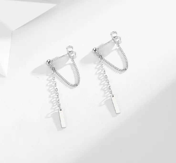 Pendientes colgantes de cadena geométrica minimalista y barra con cadenas delicadas en plata y colgantes rectangulares con un diseño minimalista.