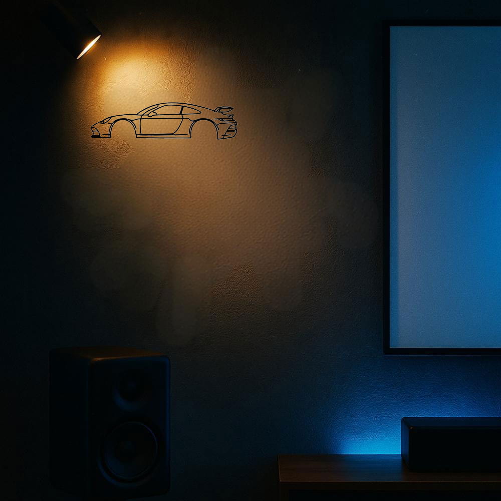 Schwarz gezeichnete Silhouette eines Porsche 911 Sportwagens als Metall-Wandkunst im Retro-Stil an der Wand montiert.