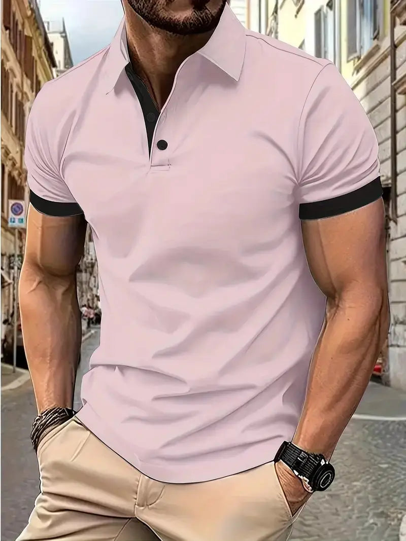 Ein hellrosa Kontrast-Herren-Poloshirt mit kurzen Ärmeln und schwarzem Besatz an Kragen und Ärmelmanschetten.