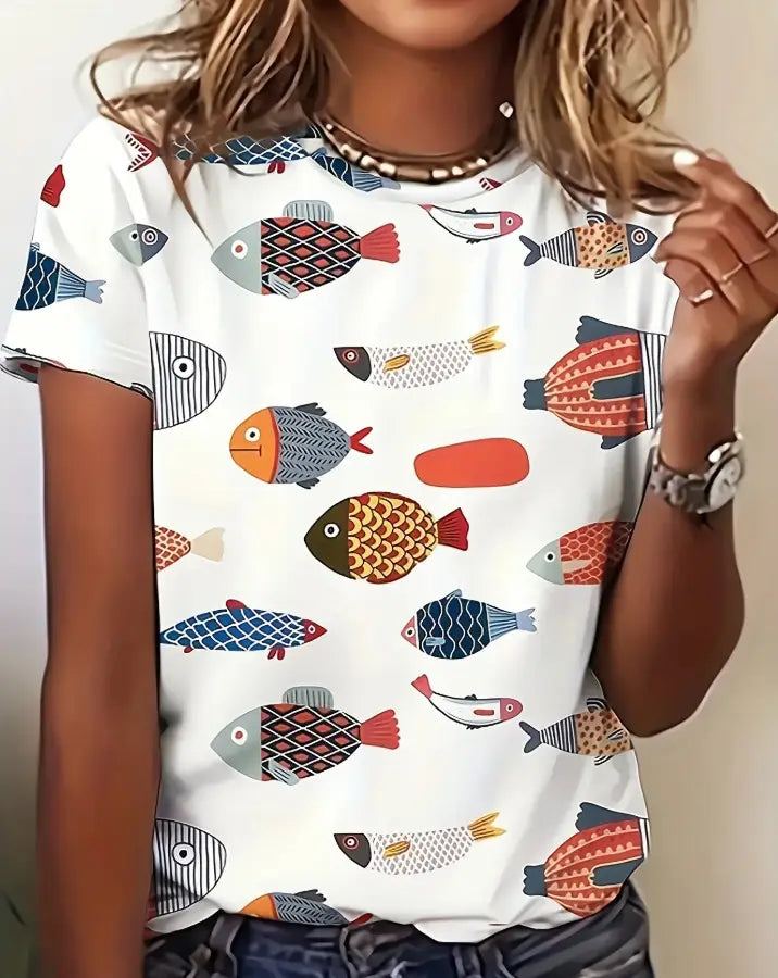 Weißes Damen-T-Shirt mit kurzem Ärmel und grafischem Motiv, mit einem verspielten, farbenfrohen Muster aus stilisierten Fischen in verschiedenen Designs und Farbtönen für einen Retro-Casual-Look.