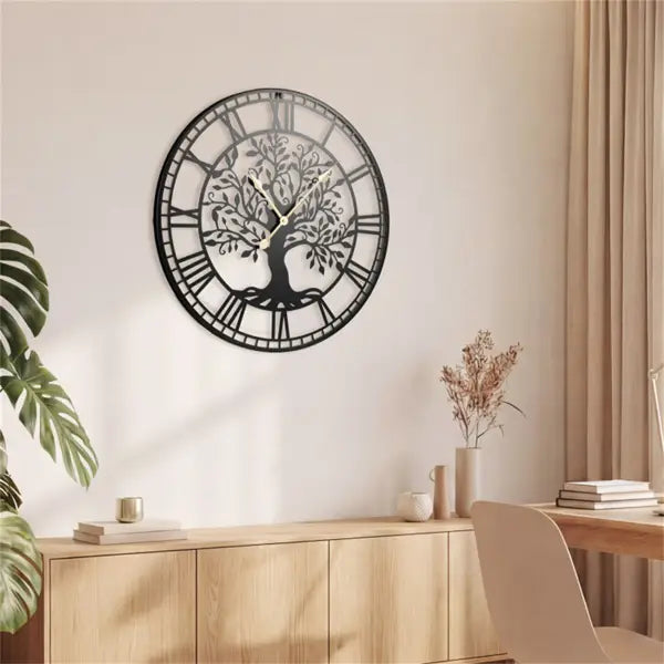 Horloge murale en métal noir présentant un design détaillé d’arbre de vie avec des chiffres romains et des aiguilles fines, mesurant 27 pouces.