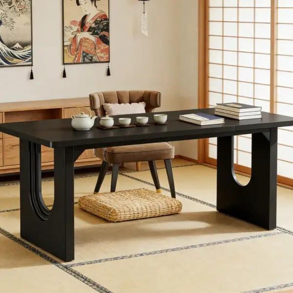 71-Zoll-schwarzer Schreibtisch für das Büro des Geschäftsführers mit geschwungenen Beinen, mit minimalistischer Gestaltung und eleganten modernen Beinen, runden Aussparungen und einer glatten, matten Oberfläche.