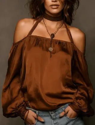 Ein braunes Satin-Top mit One-Shoulder-Design, gewelltem Halsausschnitt und langen Ärmeln, gestaltet als Top mit Satin-Puffärmeln im Korsagenstil.
