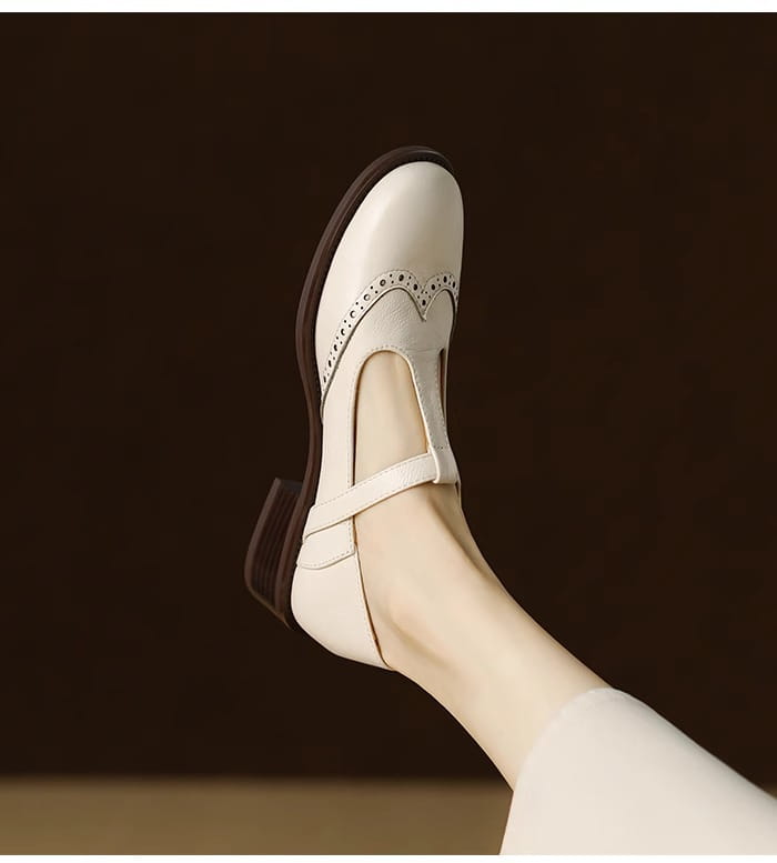 Weiße Leder-Brogue-Mary-Jane-Pump mit klobigem Absatz mit schwarzer Sohle und dekorativen perforierten Details