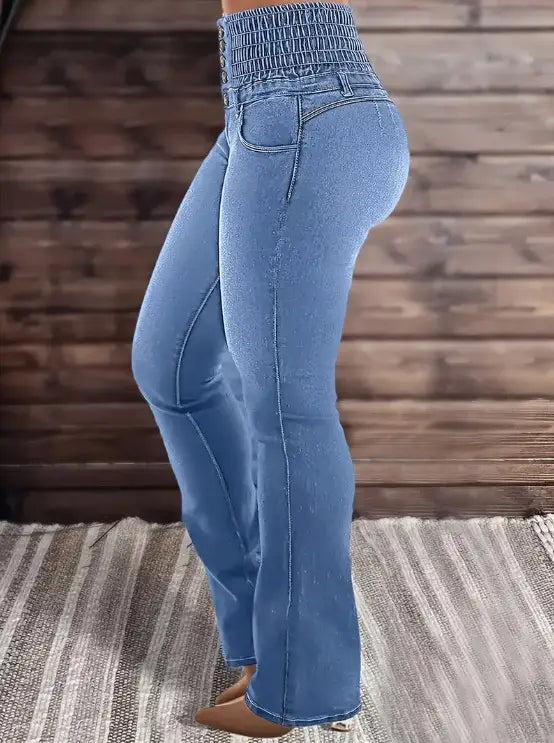 Jeans en denim à lavage clair à taille haute évasée avec une ceinture élastique fabriquée à partir d’un denim souple.