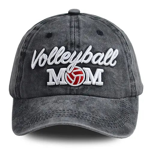 Une casquette de baseball vintage délavée gris foncé, avec un marquage brodé en blanc en cursive « volleyball mom » et un graphique de ballon de volley rouge et blanc.