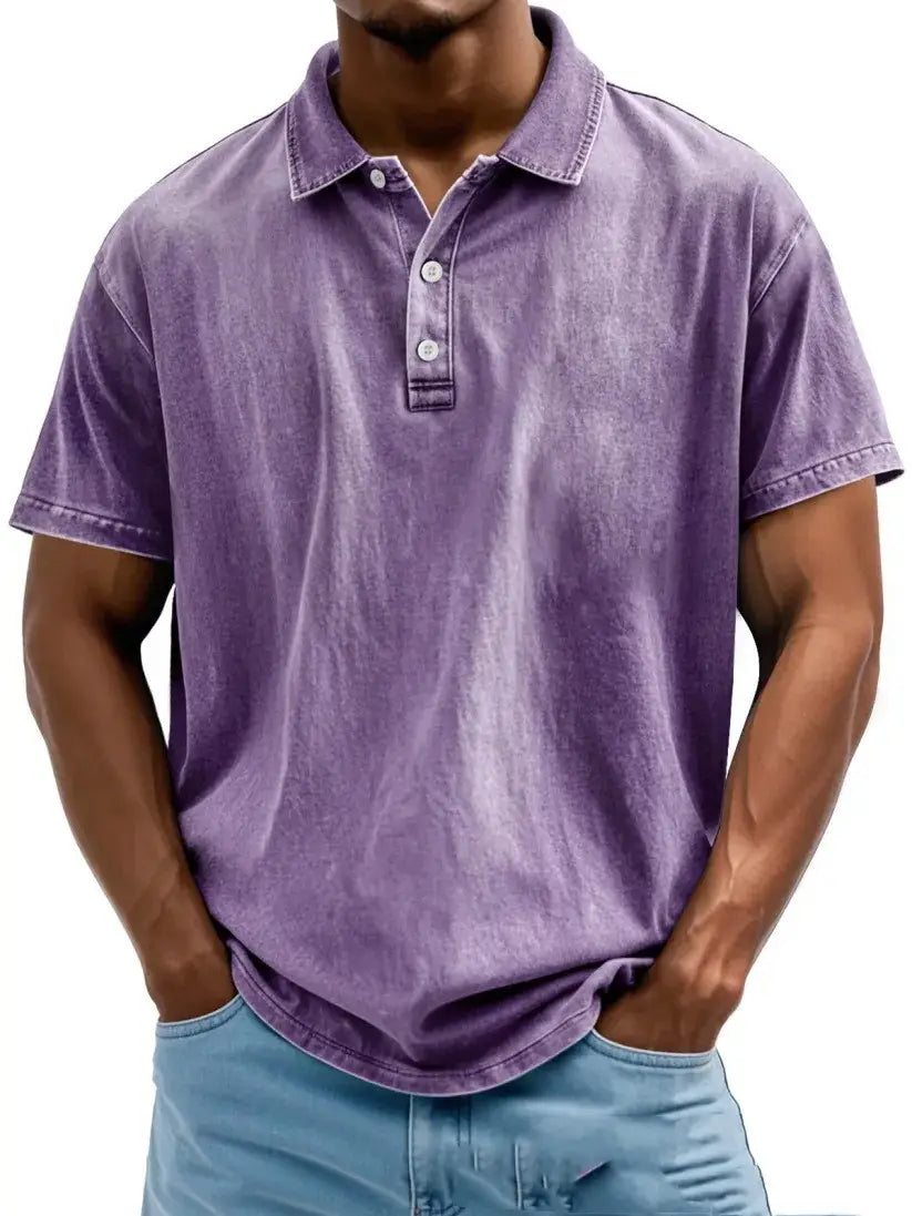 Ein weiches, verblasstes violettes kurzärmeliges ausgefranstes Baumwoll-Poloshirt mit klassischem Kragen und Knopfleiste.