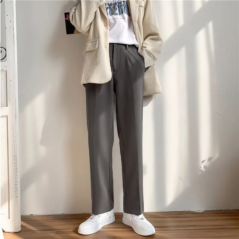 Graue maßgeschneiderte plissierte Straight-Leg-Drapierungshose mit einer eleganten geraden Beinlinie und dezenten Falten am Bund.