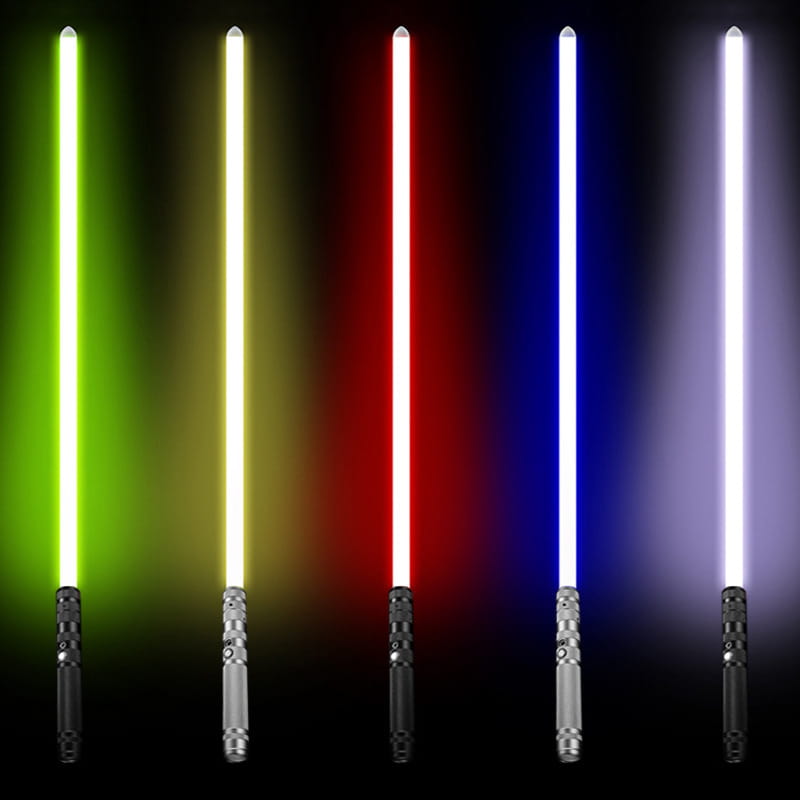 Sabre laser jouet 2-en-1 en métal rgb présentant cinq sabres laser lumineux aux tons vert, jaune, rouge, bleu et blanc, avec des gardes métalliques.