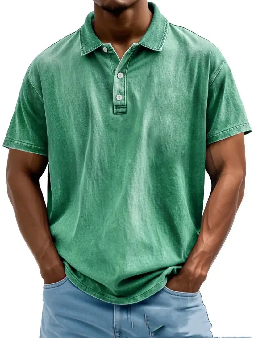 Grünes ausgefranstes Baumwoll-Poloshirt mit kurzen Ärmeln, klassischem Kragen und Knopfleiste.