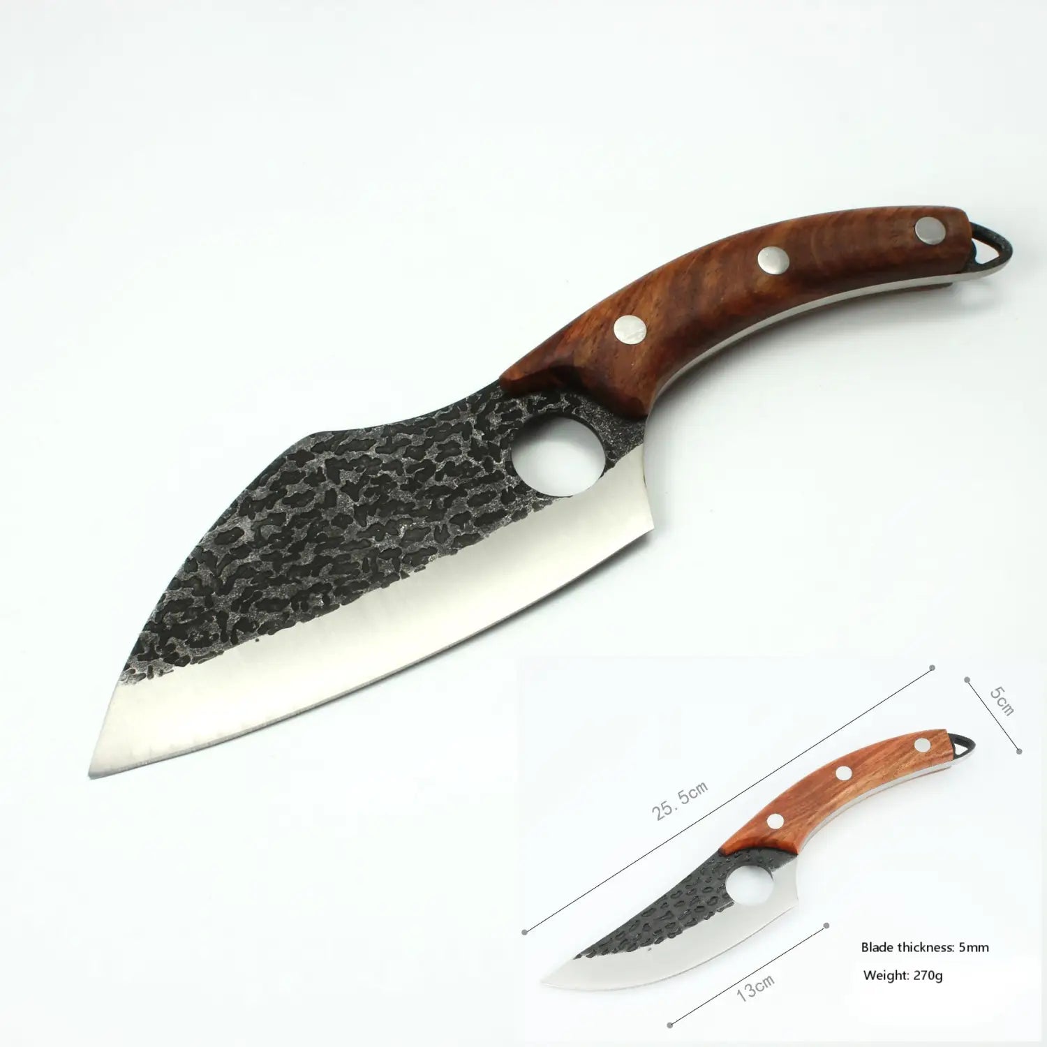 Un couteau à désosser au style rustique, doté d’une lame en acier au carbone à haute teneur sombre martelée et d’un manche en bois brun riche, fixé par des rivets en argent avec étui.