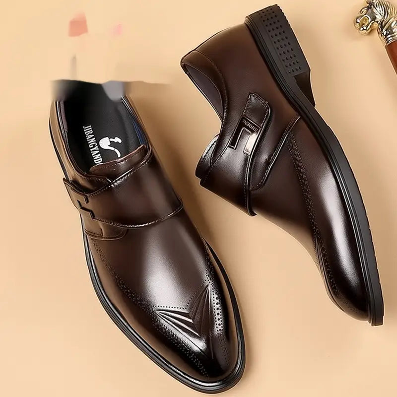 Braune Vollnarbenleder-Brogue-Kleiderschuhe für Herren mit polierter Oberfläche und dekorativer Pfeifenschnürung an der Zehenpartie.