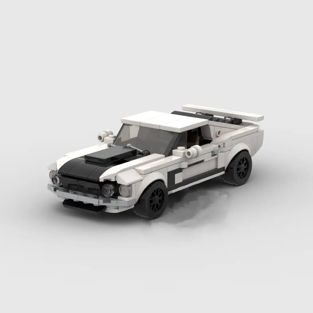 Juguete de automóvil clásico tipo muscle car Ford Mustang construido con piezas de LEGO, en blanco y negro, con un diseño elegante y detallado.