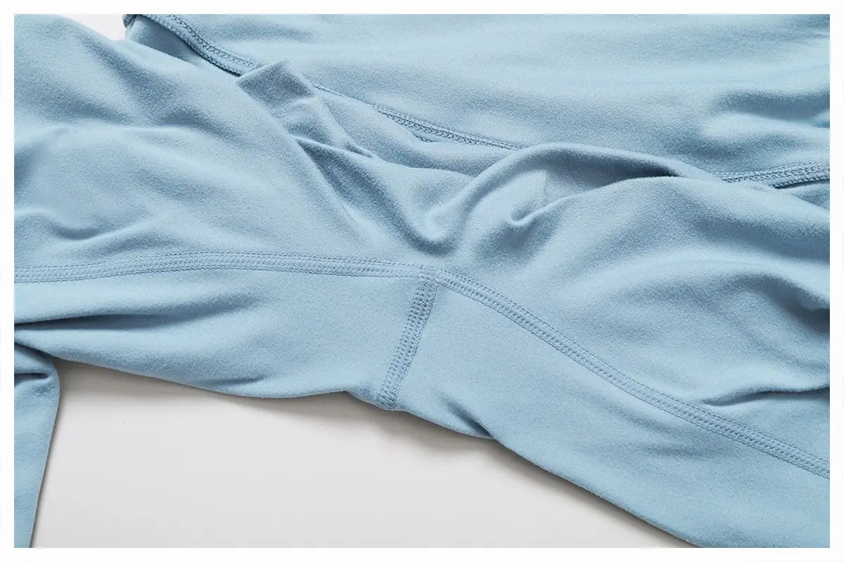 pantalones de yoga acampanados de cintura alta color azul claro hechos de tejido suave con textura y detalles de costura sutiles.