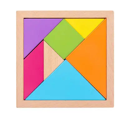 Un puzzle tangram en bois coloré présentant sept pièces géométriques vibrantes aux tons violet, jaune, vert, rose, orange et bleu, ainsi qu’au bois naturel, disposées dans un cadre en bois clair, idéal comme jouet pour enfants.