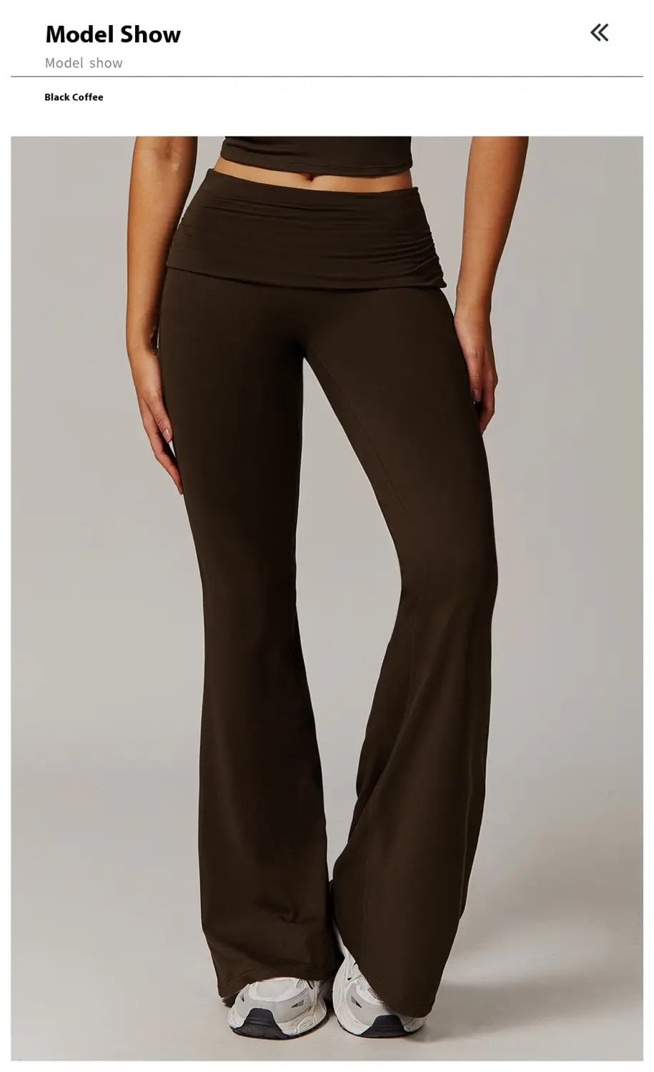 pantalones de yoga acampanados de cintura alta en marrón oscuro con cinturilla fruncida para un ajuste cómodo.