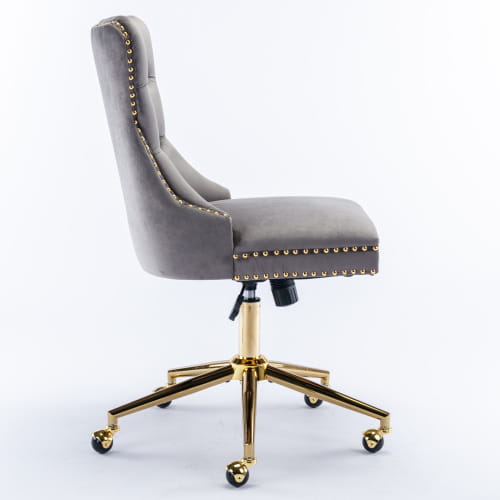 Chaise de bureau en velours capitonné gris avec garniture à clous décoratifs ton sur ton or et piètement pivotant doré à cinq branches