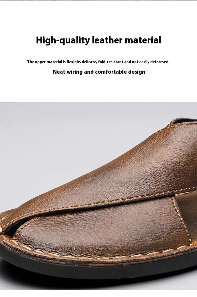 Herren-Braune Echtleder-Slip-on-Strandsandalen mit ordentlicher Ziernaht und schwarzer Sohle.