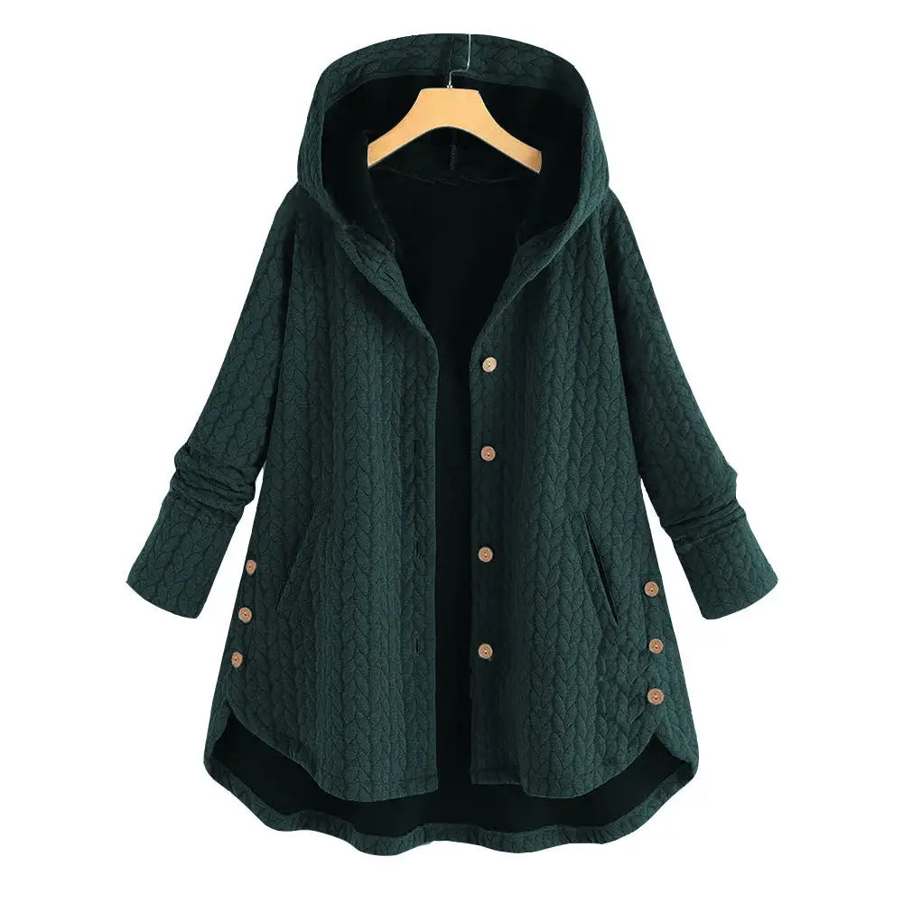 Dunkelgrüne Damen Steppjacke mit Kapuze aus Baumwolle, mittellang, mit strukturiertem Strickmuster und Knöpfen aus Holz.
