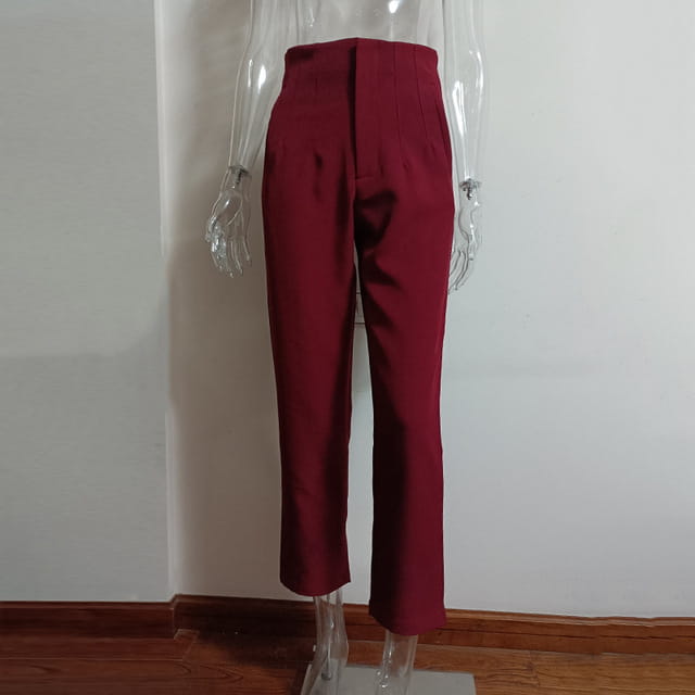 Pantalon taille haute à plis plats et jambes droites bordeaux, avec une coupe droite élégante et des plis discrets à la ceinture.