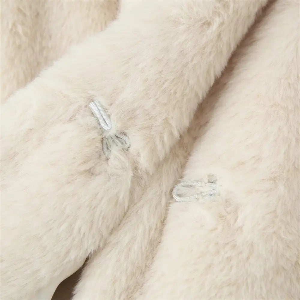 Cremefarbener Kunstfell-Mantel mit Bindegürtel für Damen in körpernaher Designausführung, mit besonders weichem Material sowie dezenten Akzenten mit silberfarbenen Stickereien.