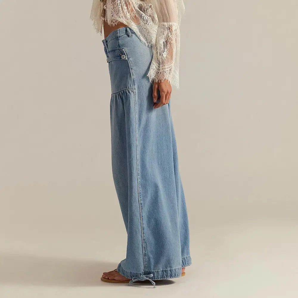 Pantalons à jambes larges en denim bleu clair pour femmes, avec taille froncée et poignets de cheville à nouer, conçus comme des jeans casual droits à taille mi-basse ample.