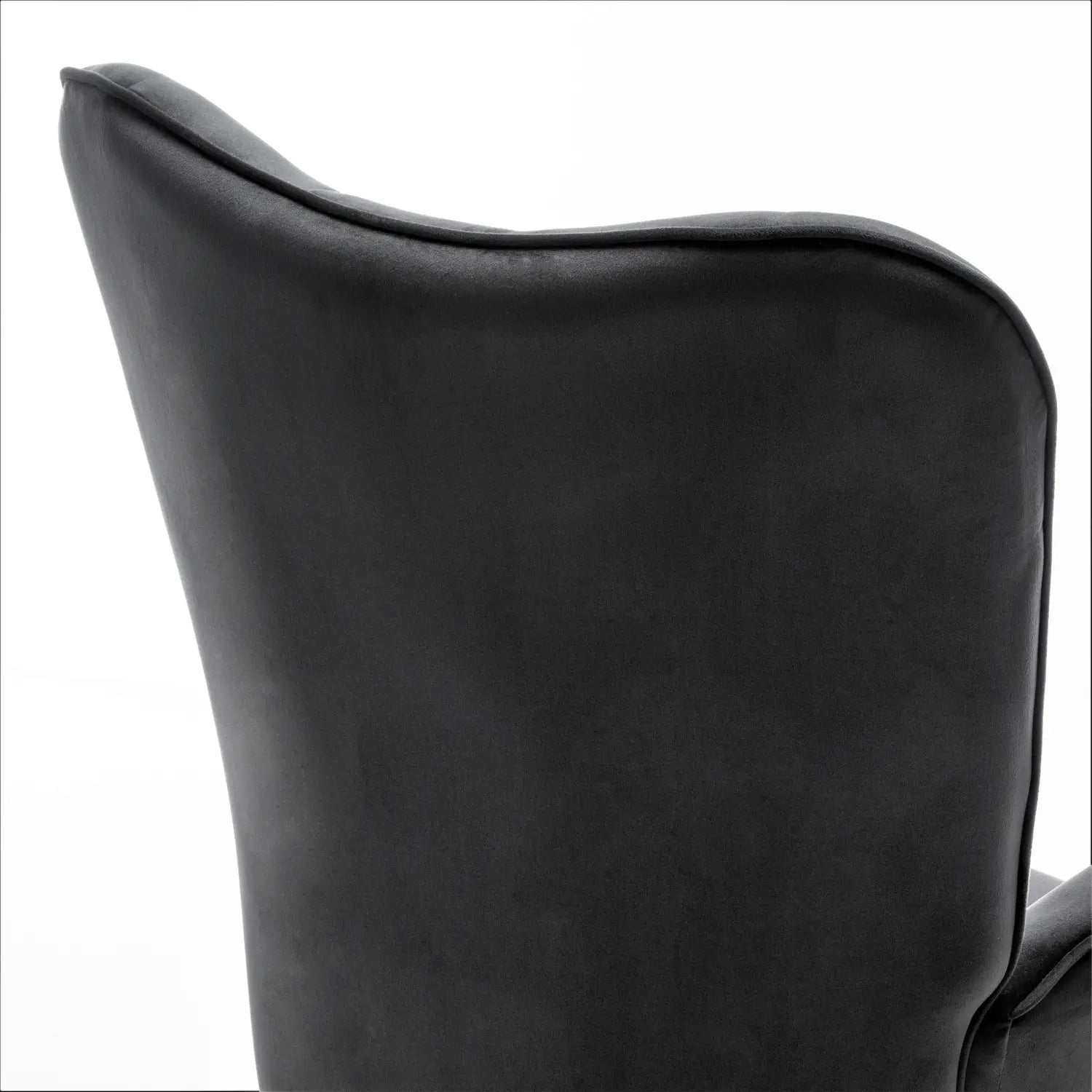 Parte trasera de la silla de acento tipo wingback con terciopelo negro acolchado y con botones, que muestra un respaldo curvo y liso y acolchado, con patas de madera.