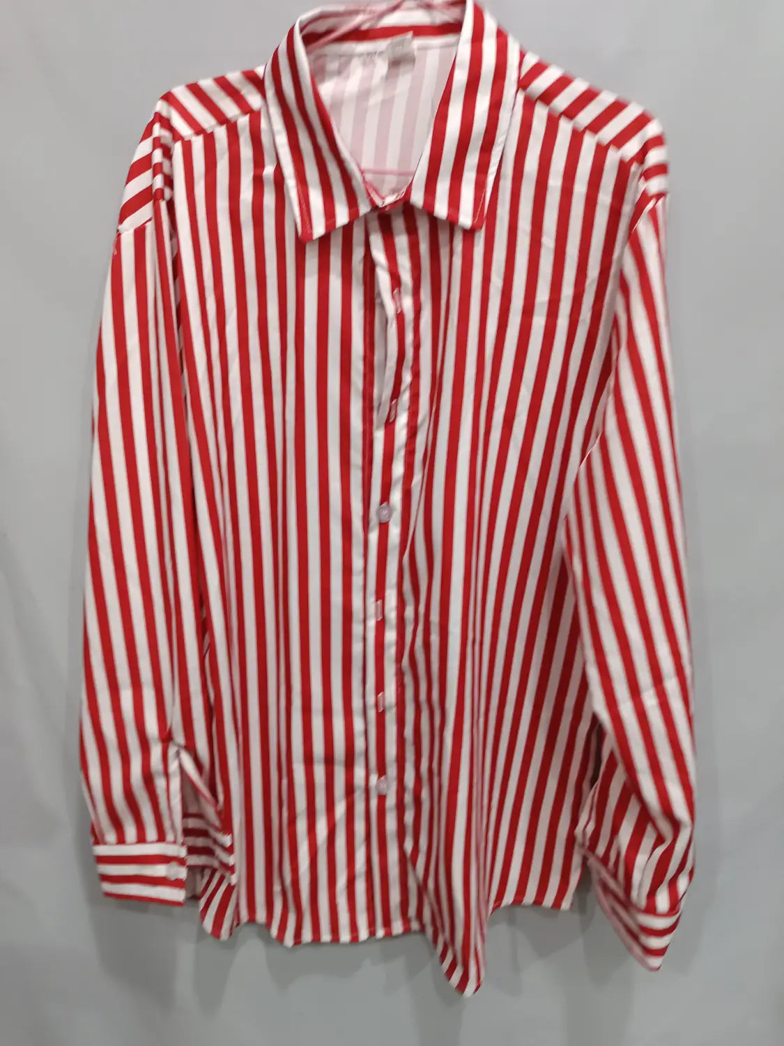 Chemise décontractée à manches longues rayée verticalement rouge et blanc pour hommes, à ouverture boutonnée et col classique.