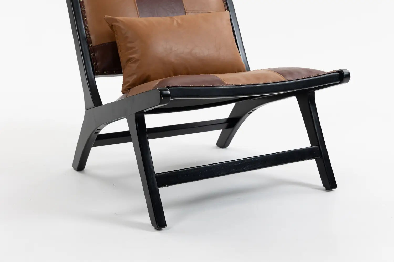 Lounge-Sessel aus braunem Leder-Patchwork mit schwarzem Holzrahmen und Zierbesatz mit Stiftnieten für Akzentbestuhlung.