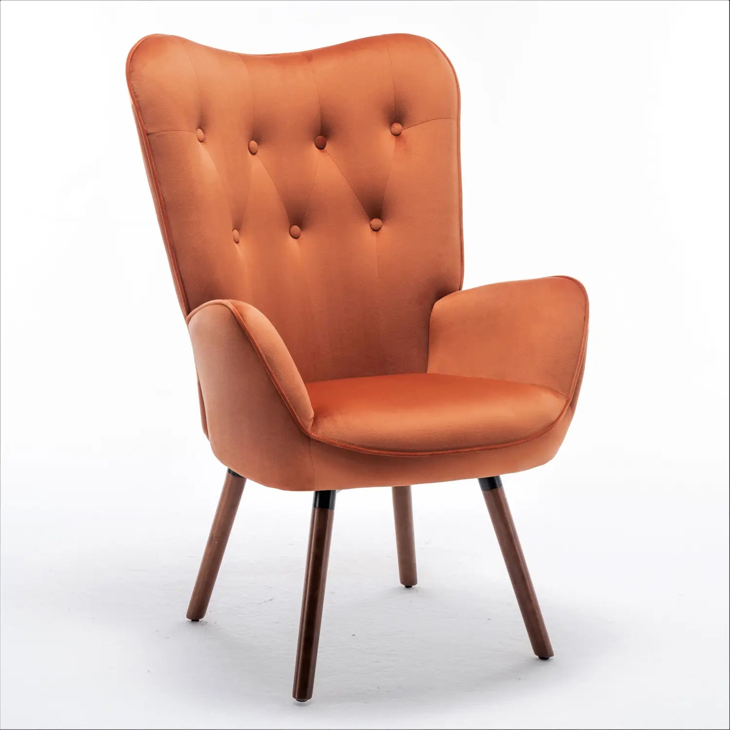 La silla de acento tipo wingback de estilo moderno de mediados de siglo en naranja presenta un diseño acogedor con capitoné, tapizado de terciopelo mullido y patas de madera elegantes.