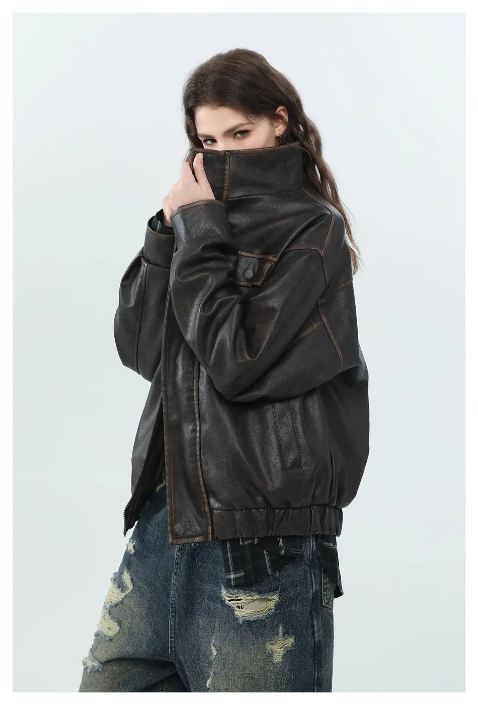 Schwarze Biker-Bomberjacke aus Kunstleder mit hohem Kragen, gerippten Bündchen und Utility-Taschen, abgebildet von vorne.