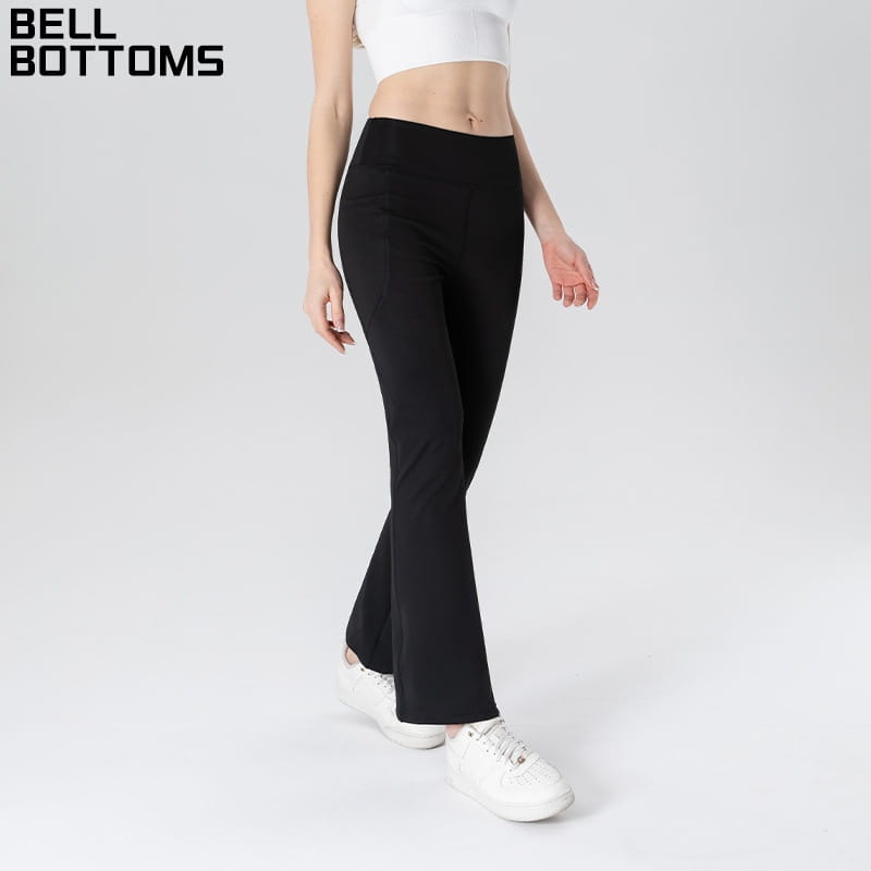Schwarze High-Waist ausgestellte Yoga-Hosen aus glattem, elastischem Stoff mit Schlaghosen-Beinen und Taschen.