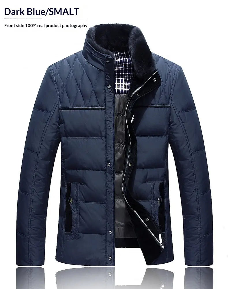 Veste d’hiver matelassée premium pour homme bleu foncé, rembourrage en duvet, avec un col à doublure de fourrure noire moelleuse et une doublure intérieure à carreaux, conçue pour les conditions froides.